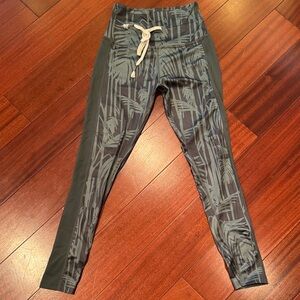 Beyond Yoga Green Patterned Leggings with Drawstring
